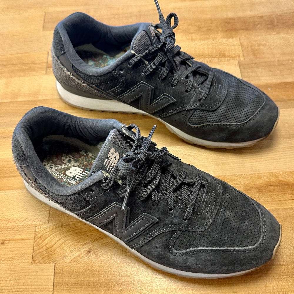 Women's New Balance 696 sneaker classic casual tennis shoe in dark gray, size 9